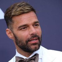¡Horrorizado! Así apareció Ricky Martin pidiendo ayuda para combatir a ¡terrible monstruo!