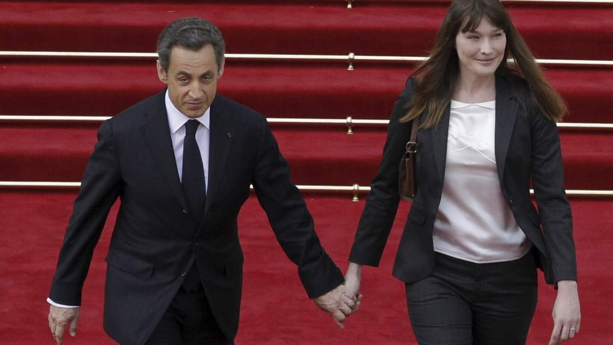 El presidente saliente de Francia, Nicolas Sarkozy, y su esposa Carla Bruni-Sarkozy abandonan el Palacio del Elíseo tras la ceremonia de traspaso de poderes en París