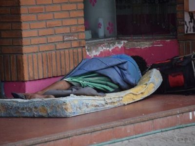 Crece la indigencia en Neuquén: familias enteras subsisten en las calles hasta la madrugada