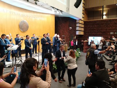 La Sonora Santanera pone a bailar a los diputados (Video)