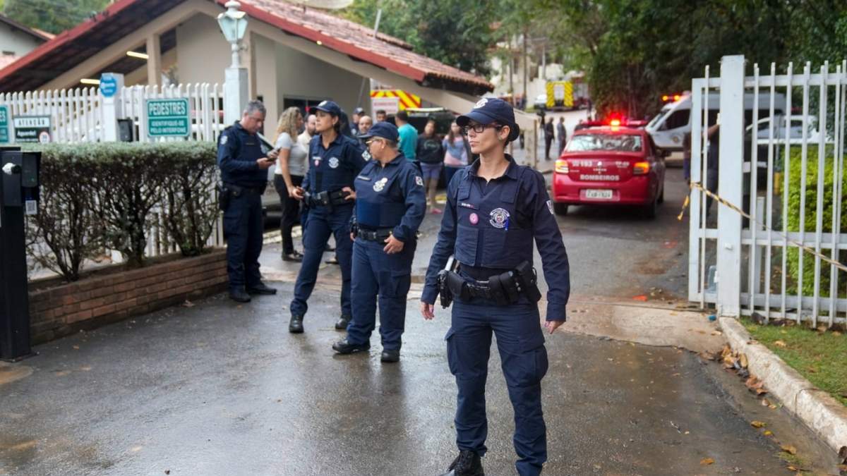 La policía vigila el barrio cerrado donde se estrelló un avión en Vinhedo, estado de Sao Paulo, Brasil