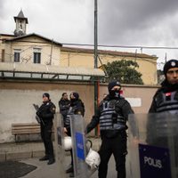 Enmascarados atacan una iglesia de Estambul y matan a una persona