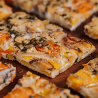 Schiacciata de cebolla, la receta italiana fácil y crocante que se va a transformar en tu favorita para las picadas