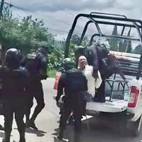 Detienen dos horas a Mario González, padre de uno de los 43 normalistas de Ayotzinapa desaparecidos