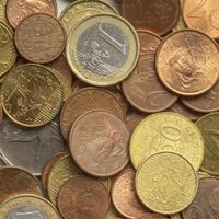 Usá las monedas viejas a tu favor con esta original idea para convertirlas en un collar que realza cualquier outfit