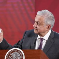 El presidente de México "toca madera" para que el coronavirus no agrave la situación del país