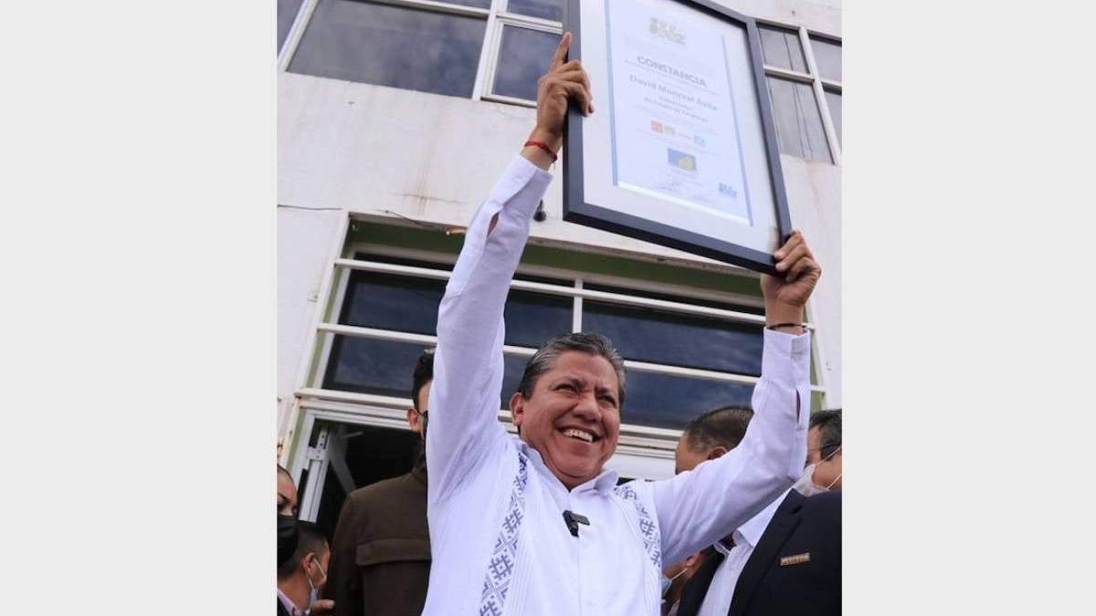 David Monreal muestra el documento que acredita su triunfo en la elección