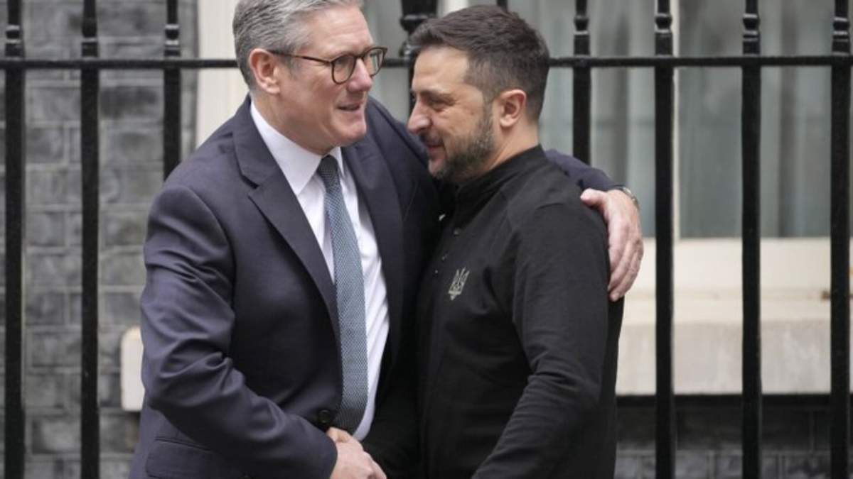 El primer ministro de Reino Unido, Keir Starmer, da la bienvenida al presidente de Ucrania, Volodymyr Zelenskyy, en su residencia oficial, en Londres, el 10 de octubre de 2024