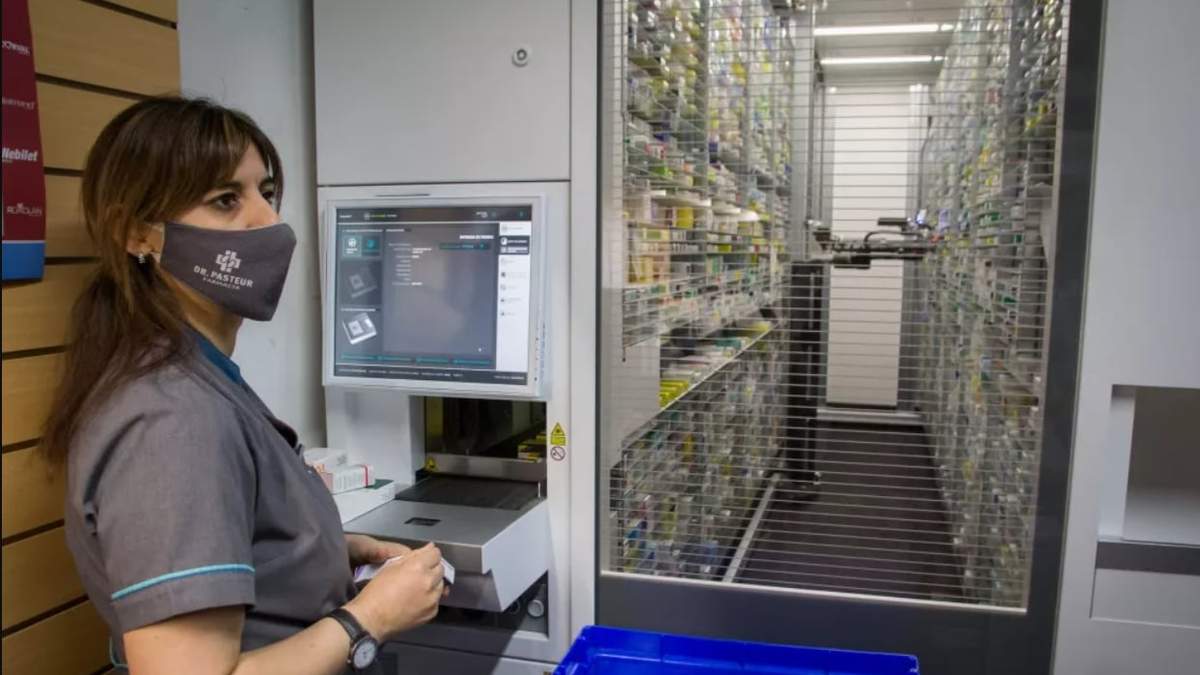 Un robot trabaja en una farmacia de Bariloche. Fuente: (Twitter)