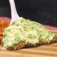Milanesa de cerdo con gratinado de espinaca y queso: una receta económica, con un toque gourmet, que vas a amar