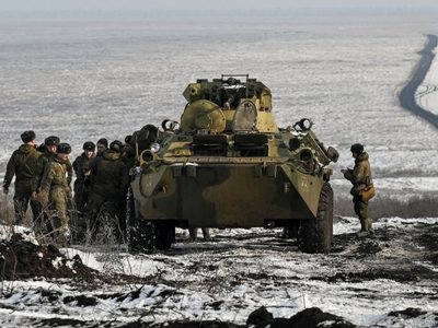 Crisis en Ucrania: Rusia y Estados Unidos sacarán a parte de su personal diplomático de Kiev