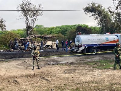 Autobús choca con contenedor de combustible en Tamaulipas; hay 18 muertos
