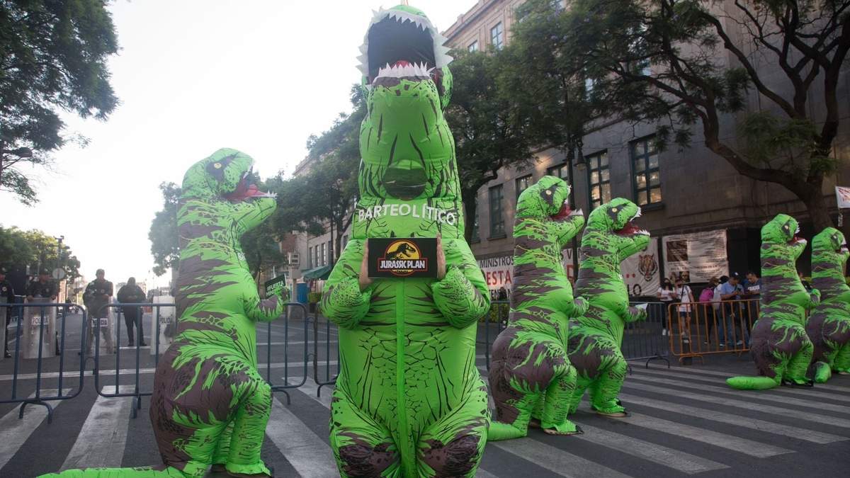 Manifestación con botargas de dinosaurio contra el Plan B