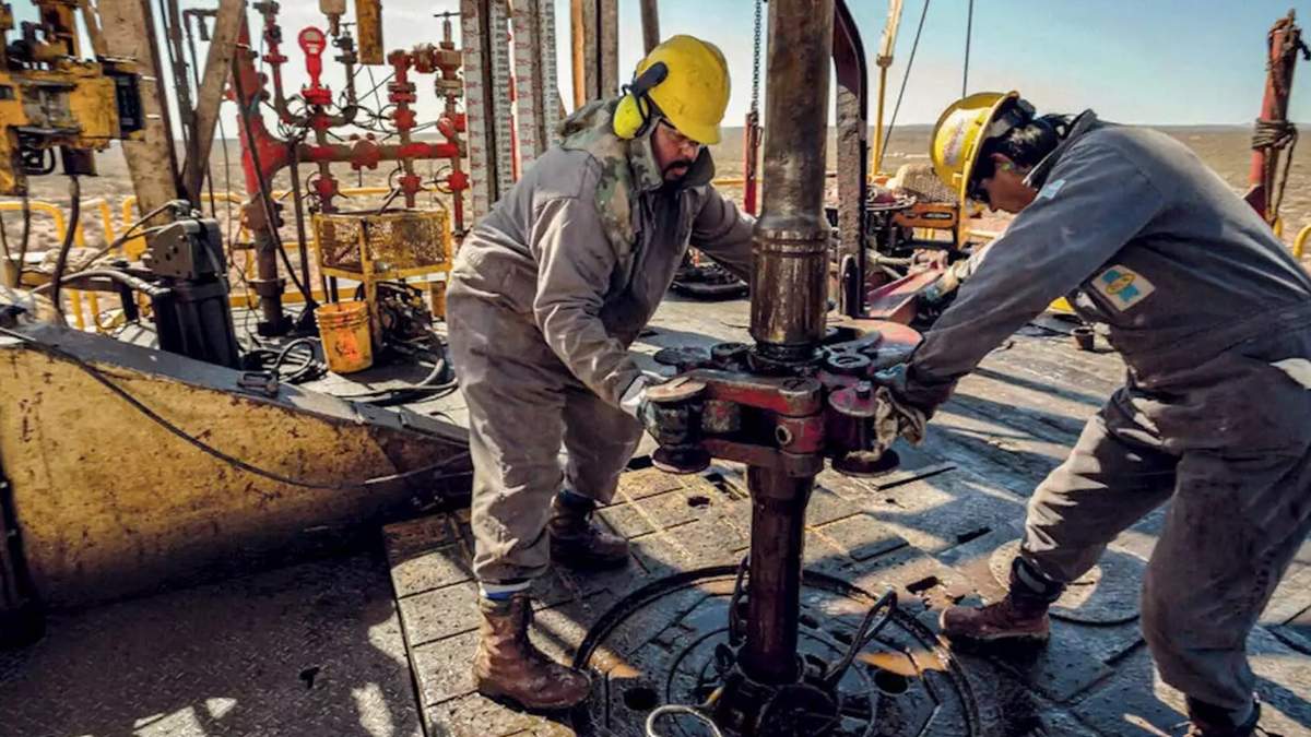 El fortalecimiento del empleo se enfoca en la industria hidrocarburífera, el comercio y el turismo. Fuente: (Facebook)