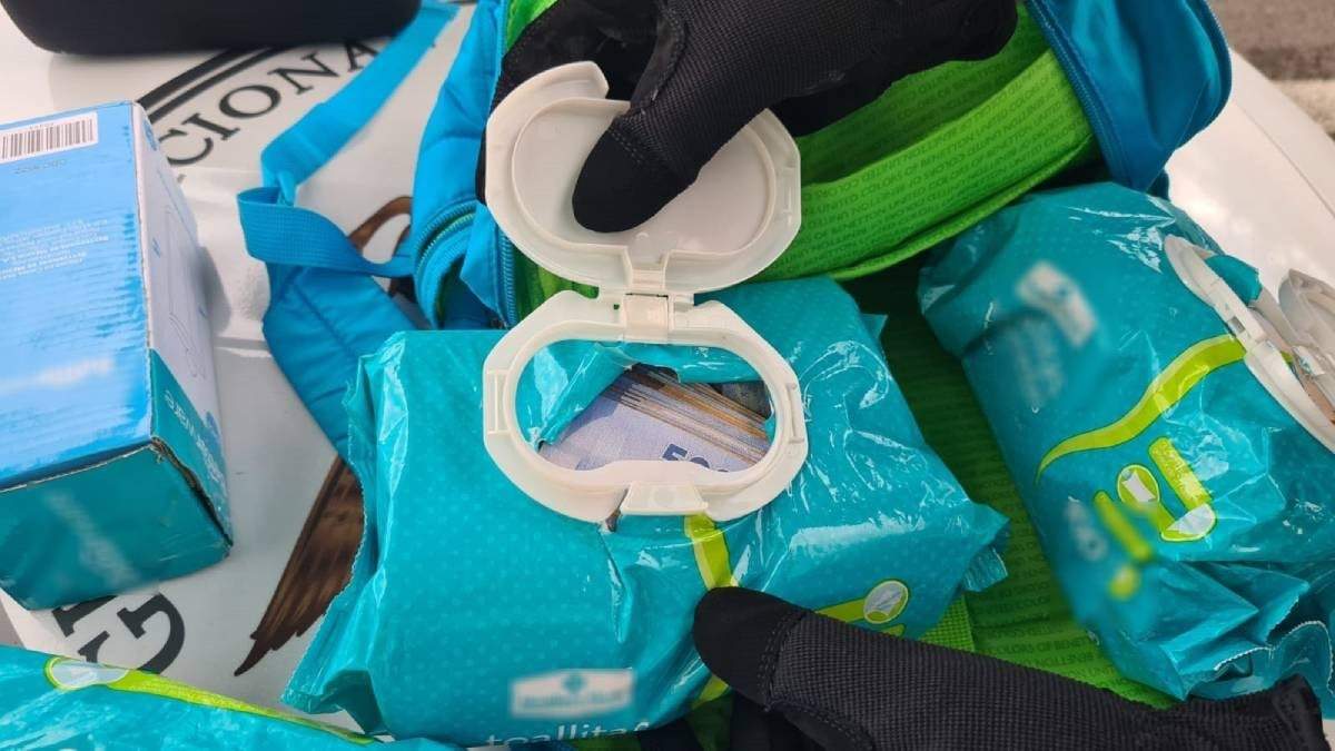 Fajos de billetes ocultos en las bolsas de toallas