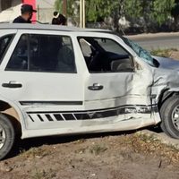 Una mujer que aprendía a manejar causó un accidente en Centenario al ser impactada por colectivo de línea