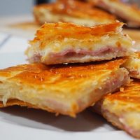 Poné el agua para el mate y hacé estos hojaldrados de jamón y queso ideales para el picoteo