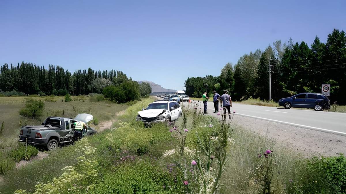 Los automóviles afectados por el triple choque en San Martín de los Andes. Fuente: (Twitter)