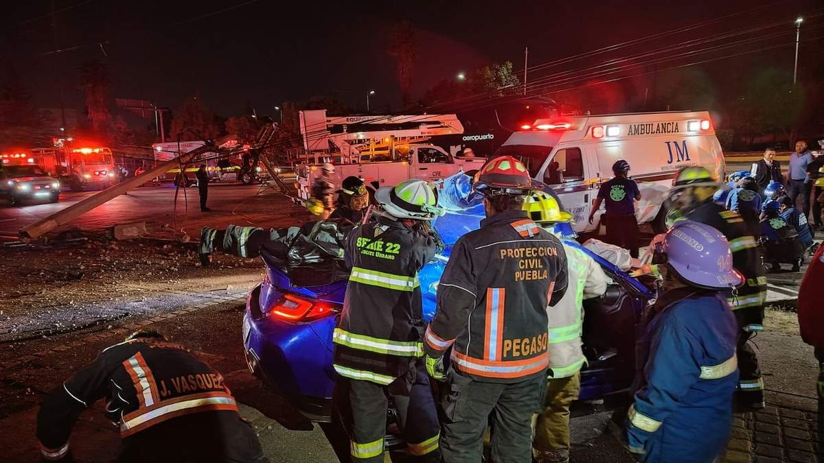 Bomberos atienden a dos jóvenes que fallecieron y una que resultó herida en un arrancón en Puebla