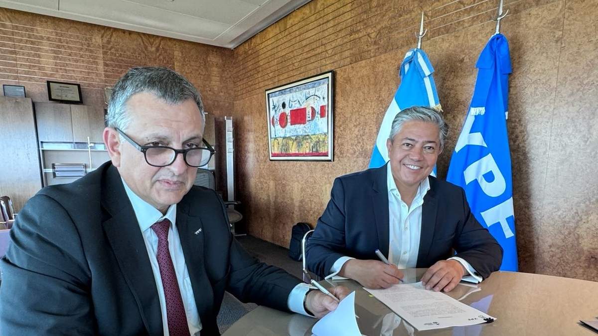 Momento de la firma para el aporte al programa de becas. Fuente: (Neuquén Informa)