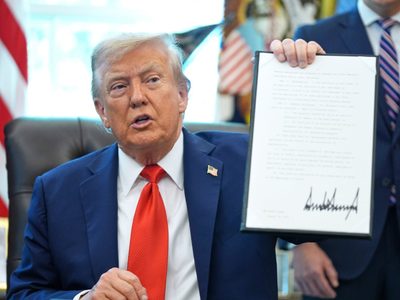 Trump ordena castigar la quema de banderas de EU