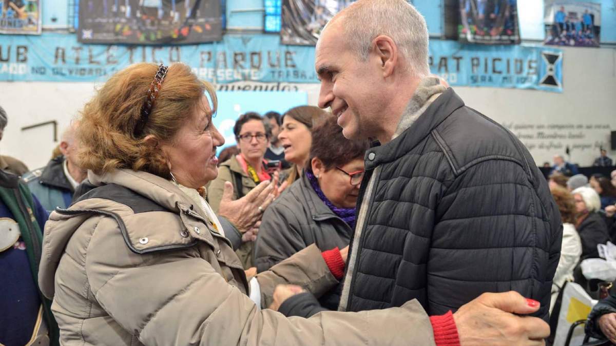 Horacio Rodríguez Larreta junto a una jubilada. Foto: (Twitter)