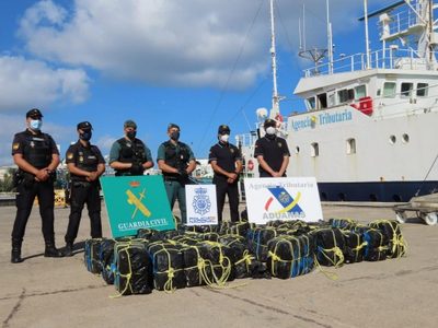 Policía de España decomisa mil 200 kilos de cocaína transportada en un velero
