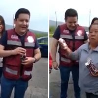 "Por si le hacen falta": Vecinos de Tláhuac regalan un par de huevos a diputado de Morena (Video)