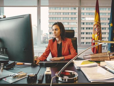 La secretaria de Estado de transporte de España renunció tras comprar trenes muy grandes