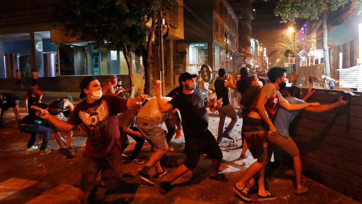 Un grupo de manifestantes se enfrentó con policías y quemó mobiliario público; se reportaron 21 heridos