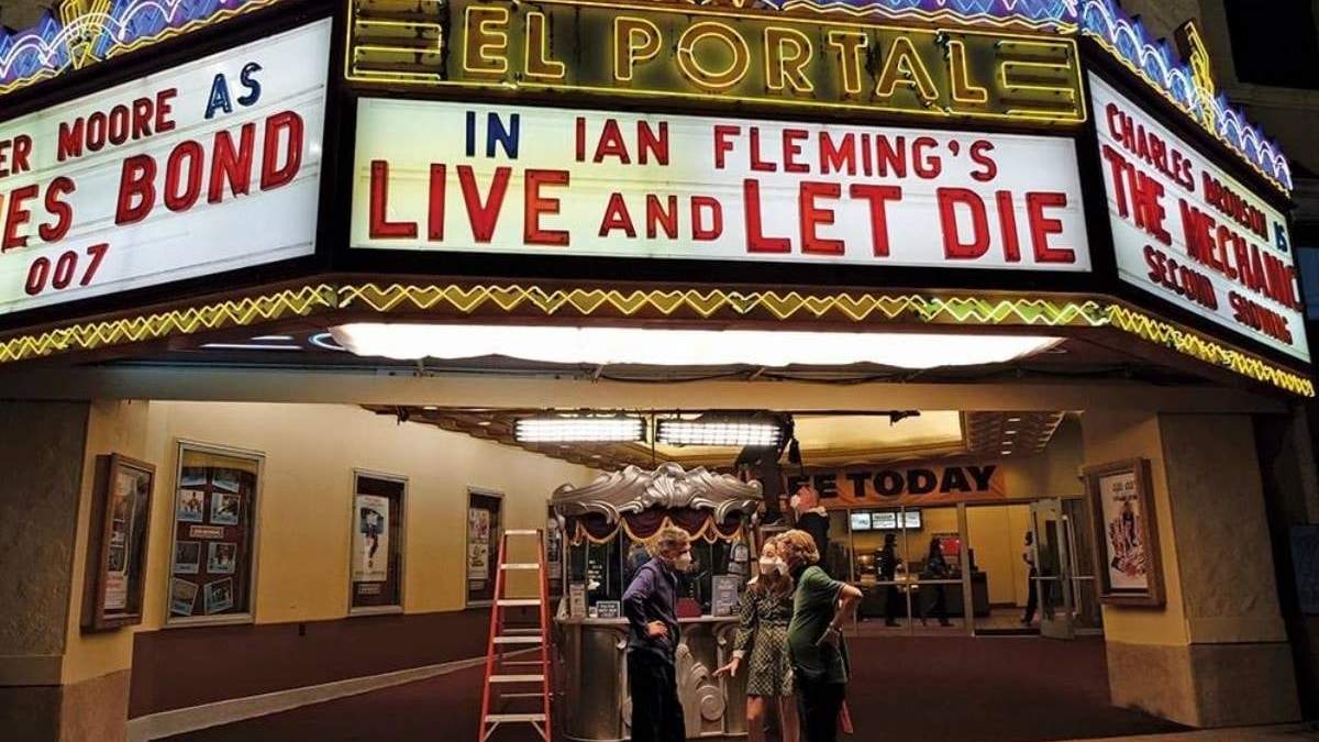 El director Paul Thomas Anderson y la actriz Alana Haim en la filmación de Licorice Pizza