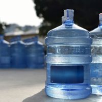 No tires los bidones de agua: convertilos en cestas decorativas perfectas para guardar desde mantas hasta juguetes