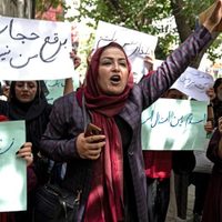 Los talibán impiden una protesta de mujeres en Kabul contra el cierre de escuelas a las niñas