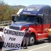Camioneros toman más rutas en Chile: el ministro del Interior viaja al norte para abordar la crisis
