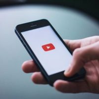 YouTube trabaja en herramienta basada en IA que permitirá grabar audio con voces de artistas famosos
