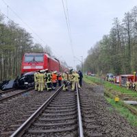 Automóvil choca con tren en Alemania; tres personas murieron