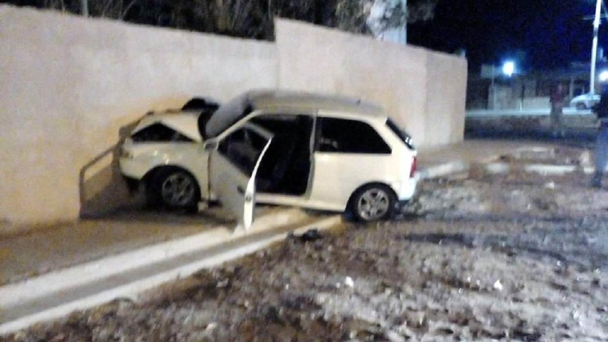 Un auto terminó contra el paredón de una cancha en Cutral Co . Fuente (Cutral Co al Instante).
