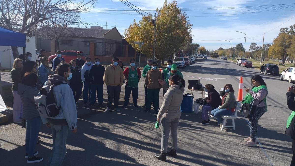 Trabajadores hospitalarios y ATE seccional Allen en las puertas del Hospital de Fernández Oro. Fuente: (Twitter)