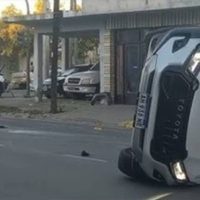 Violento vuelco en Ricchieri y Bahía Blanca: una camioneta sufrió graves daños materiales