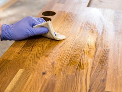 El truco de la abuela: eliminá las manchas de tu mesa o muebles de madera para siempre y muy fácil