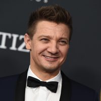 El actor Jeremy Renner revela que se fracturó más de 30 huesos
