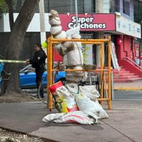 No estaba muerto, era una estatua; un policía acordonó el área pensando que era un cadáver
