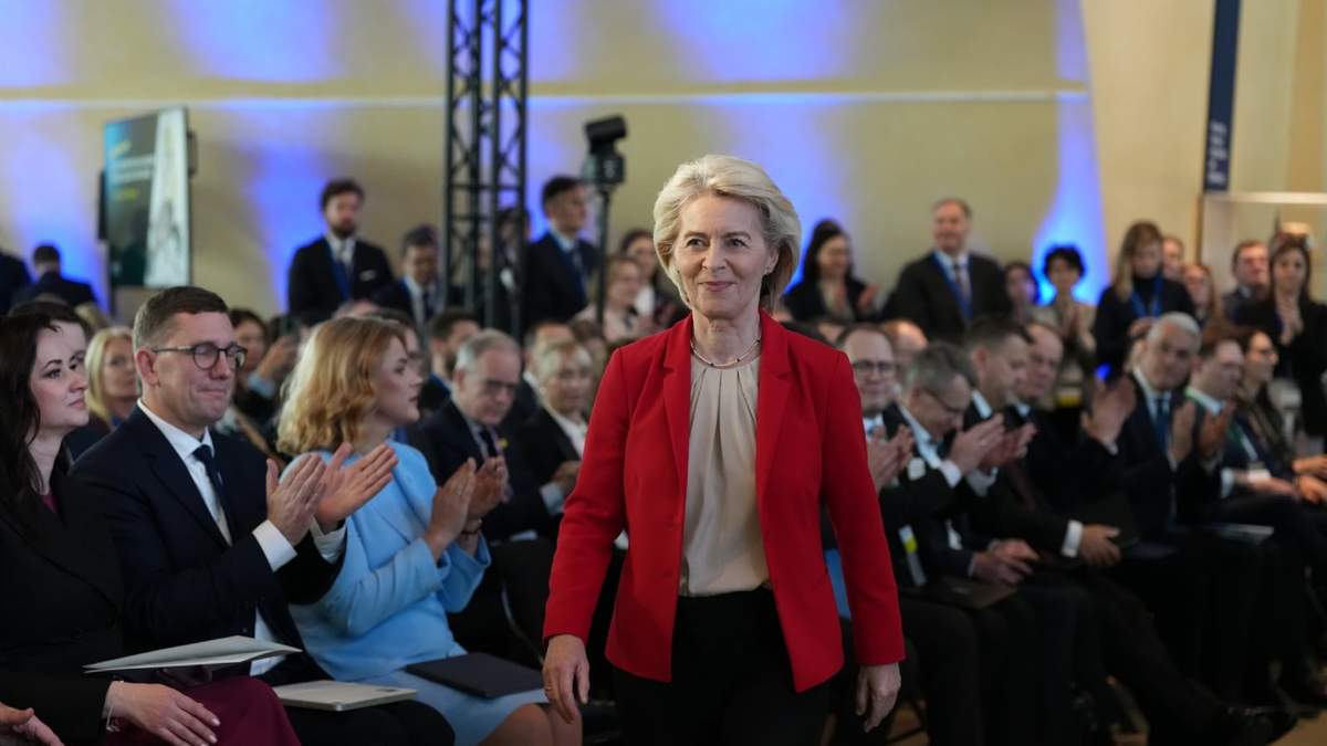 La presidenta de la Comisión Europea, Ursula von der Leyen, se prepara para intervenir en un evento de alto nivel sobre la estrategia fronteriza en los países orientales, en la sede de la UE, en Bruselas, el 26 de febrero de 2026