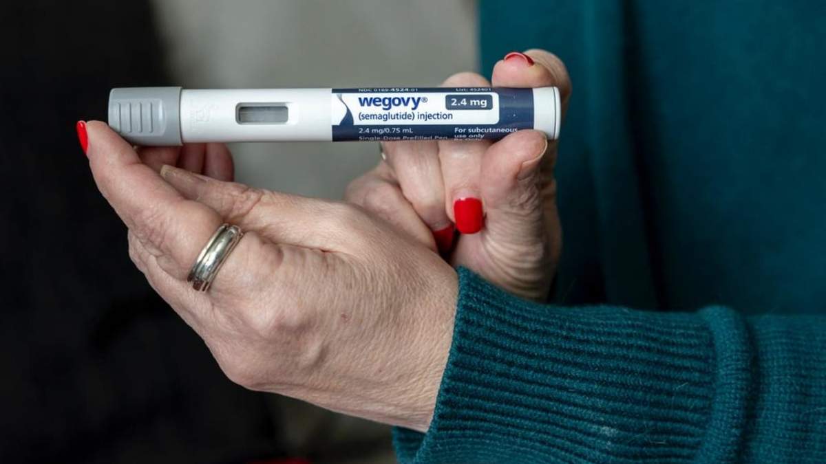 Donna Cooper con el medicamento contra la obesidad Wegovy, en su vivienda en Front Royal, Virginia