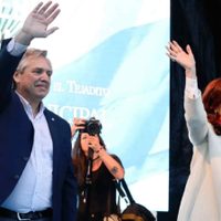 Encuesta: 61% de los argentinos cree que Alberto Fernández debe "despegarse" de Cristina