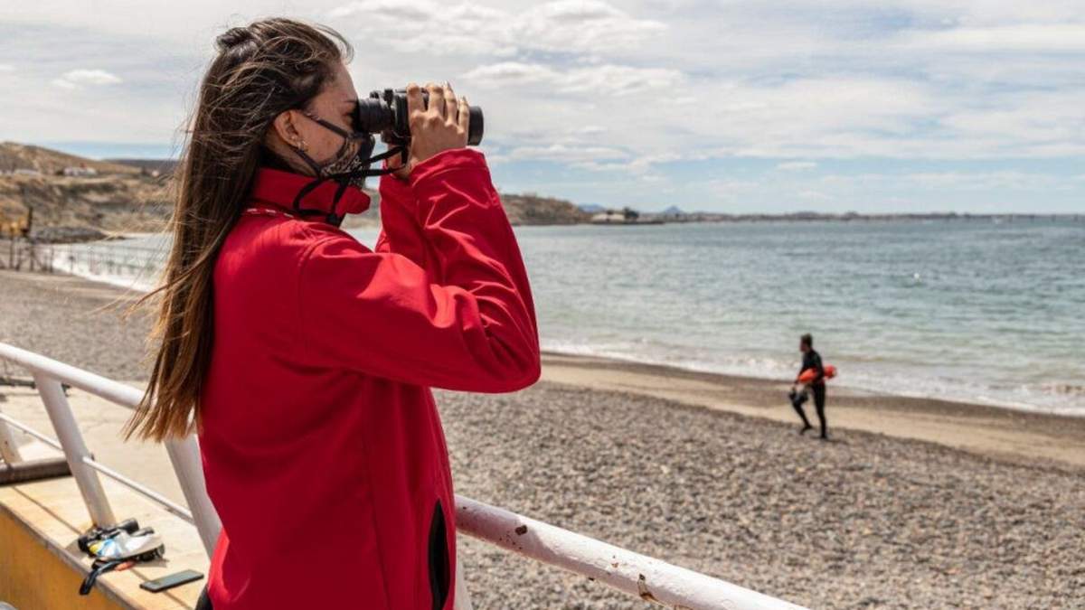 Mujer con la mirada atenta a las aguas de la costa de Chubut. Fuente: (Twitter)