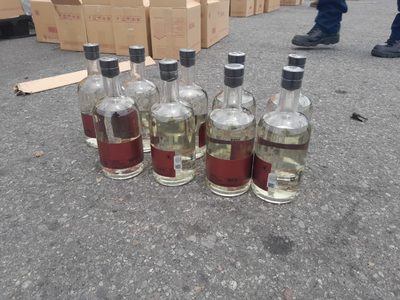 No era mezcal, era metanfetamina líquida: Marina incauta más de 7 mil botellas en Manzanillo