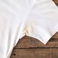 El truco sencillo y económico de las tintorerías para quitar las manchas de tu ropa blanca en tiempo récord