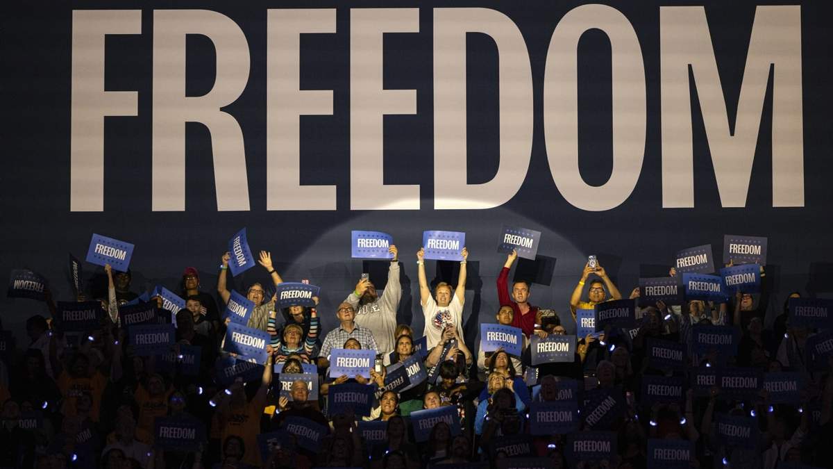 Simpatizantes aclaman a Kamala Harrisen un mitin de campaña en Milwaukee