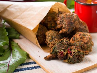 No tires las hojas de la remolacha: hacé estos buñuelos épicos y baratos que tu familia va a amar